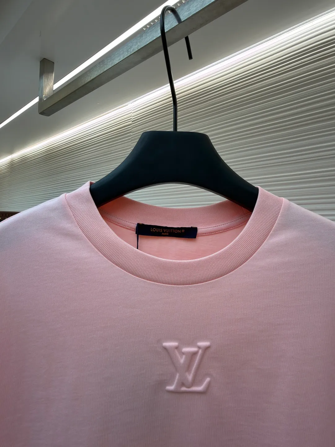 LOUISVUITTON embossed small label T-shirt ●Authentic product: purchased and developed by 6311 ●Item number: 1682337-A00 ●Fabric: pure cotton fabric ●Technology: embossed production ●Version: fitted version ●Weight: about 315 grams ●Size: XS-S-M-L ●Description: Fabric is 40S/2 Double-strand smooth cotton plain weave, dust-free wool processing; matching 40s single-strand combed cotton, 280g cylindrical machine rib. The front panel is stamped and filled. After low-temperature stamping with a steel stamp, the inside is filled with foam cotton. The bottom surface is directly sealed with low-temperature hot melt glue at 80 degrees Celsius. The integrated machine operation makes the relief pattern three-dimensional and full and stylish. High-quality products require natural and beautiful products. The overall wiring is straight and delicate, the fabric is comfortable and soft, and the color is consistent without color difference. It can be matched with the same style to create a fashionable look and control various occasions. Customized accessories, complete with three standards, same style for men and women!
